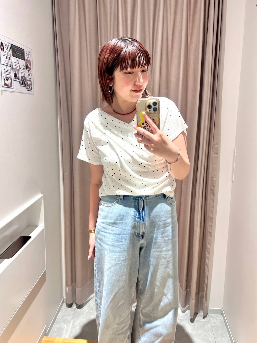 ベージュ系のTシャツ/カットソー、ブルー系のデニムパンツ、その他のエコバッグ/サブバッグを着用したレディースの夏コーディネートの4枚目の写真