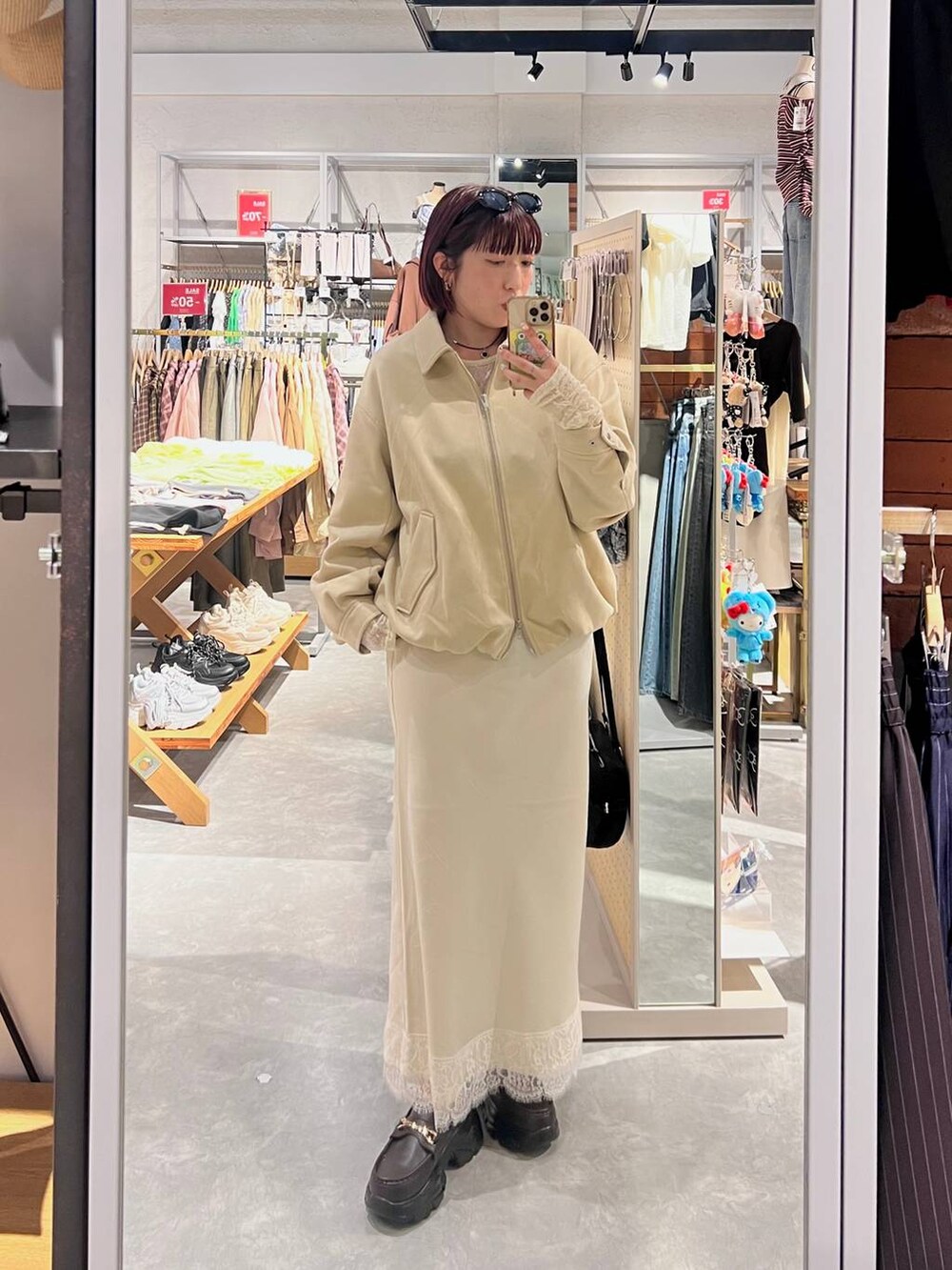 ホワイト系のTシャツ/カットソー、ブラウン系のローファー、ホワイト系のブルゾンを着用したレディースの秋コーディネートの8枚目の写真