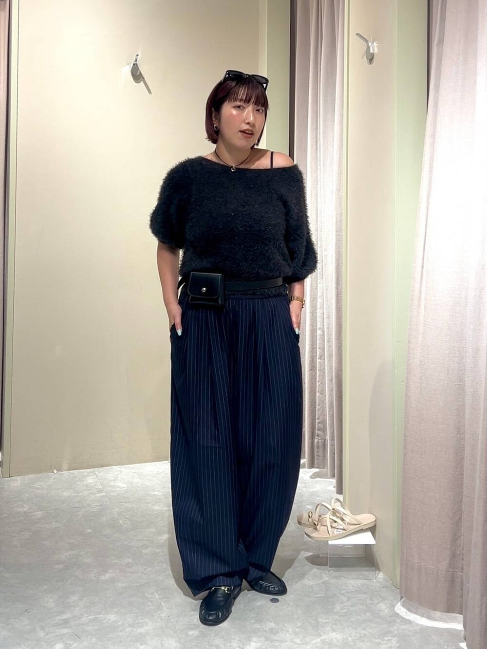グレー系のカーディガン/ボレロ、ブラック系のローファー、ブルー系のその他パンツを着用したレディースの秋コーディネートの7枚目の写真