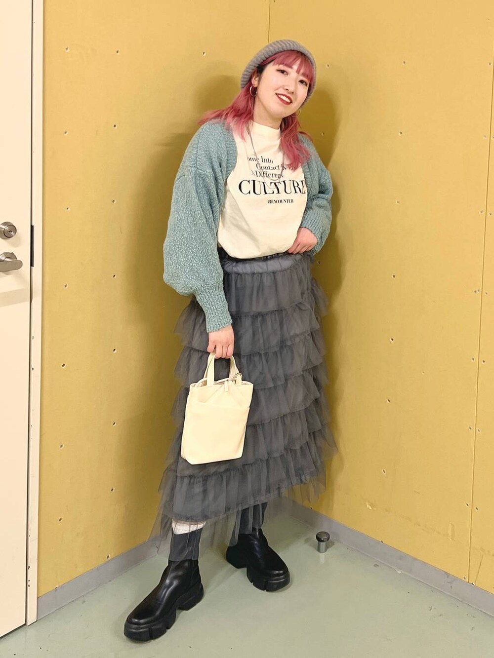 「LOWRYS FARM、ローリーズスタイル_LOWRYS FARM、大人女子カジュアル_LOWRYS FARM、カジュアル、冬コーデ、春コーデ、旅行、デート/ロマンティック、カーディガン、ゆったり、スカート、ロンT、ブーツ、軽量、バッグ」｜「LOWRYS FARMのマルチＷＡＹブークレボレロ　105093（ニット/セーター、グリーン系）」を使った、kanamiさん（レディース・159cm）の冬コーディネートの4枚目の写真