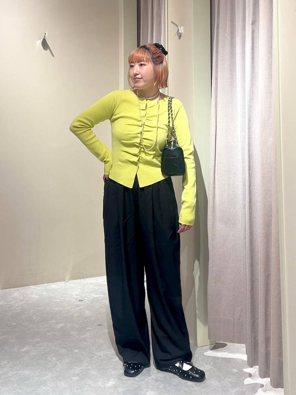 ブラック系のその他パンツ、ブラック系のショルダーバッグ、ブラック系のドレスシューズを着用したレディースの春コーディネートの5枚目の写真