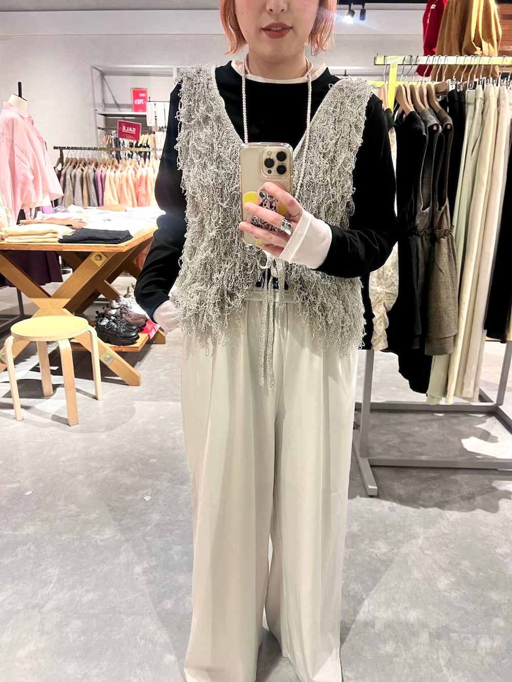 ホワイト系のその他パンツ、レッド系のパンプス、グレー系のベストを着用したレディースの春コーディネートの4枚目の写真