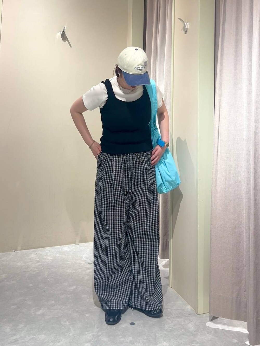 ホワイト系のTシャツ/カットソー、ブラック系のローファー、ブラック系のタンクトップを着用したレディースの夏コーディネートの6枚目の写真