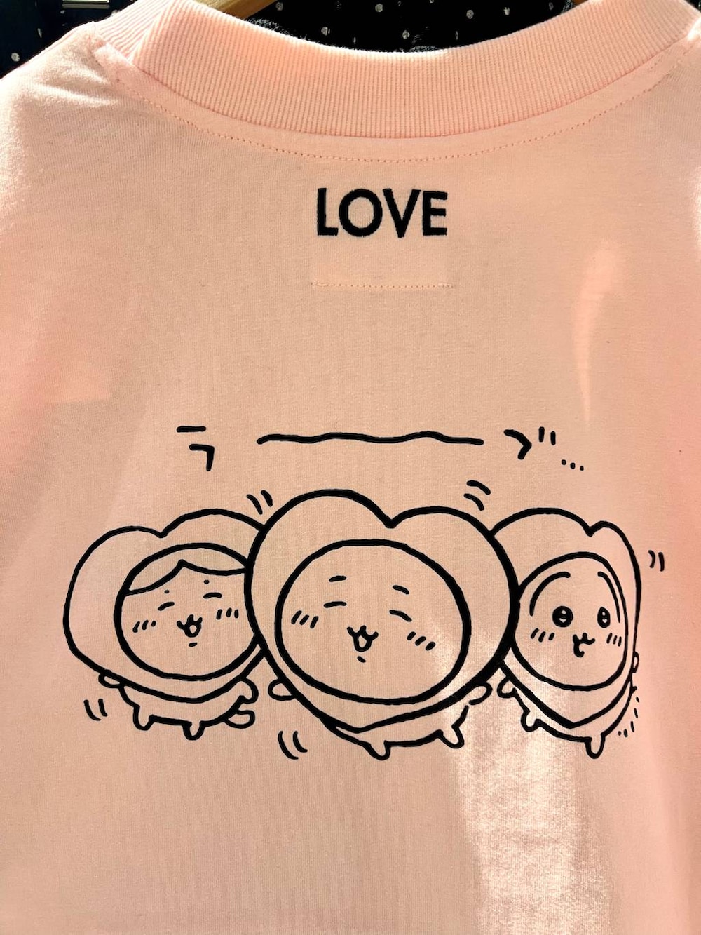 ブラック系のスカート、ピンク系のTシャツ/カットソー、ブラック系のシュシュを着用したレディースの冬コーディネートの6枚目の写真