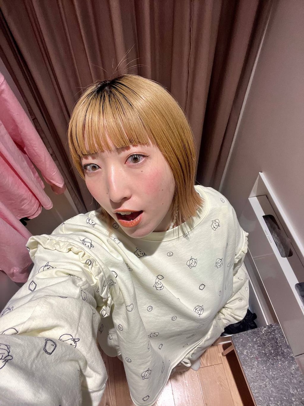 ベージュ系のルームウェア/パジャマを着用したレディースの冬コーディネートの4枚目の写真