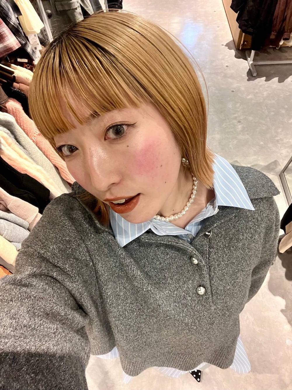 ブルー系のデニムパンツ、その他のパンプス、ブルー系のシャツ/ブラウスを着用したレディースの冬コーディネートの4枚目の写真