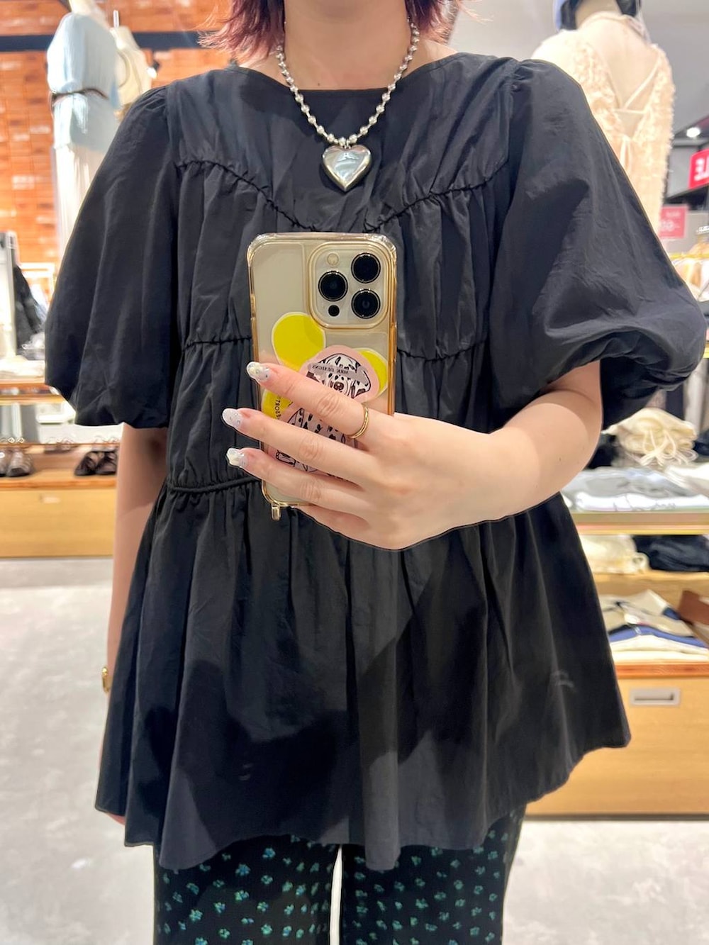 ブラック系のその他パンツ、ブラック系のシャツ/ブラウス、ブラック系のサンダルを着用したレディースの夏コーディネートの7枚目の写真