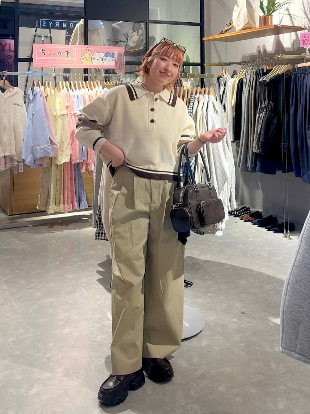 ブラウン系のボストンバッグ、ブラウン系のローファー、ベージュ系のその他パンツを着用したレディースの冬コーディネートの4枚目の写真