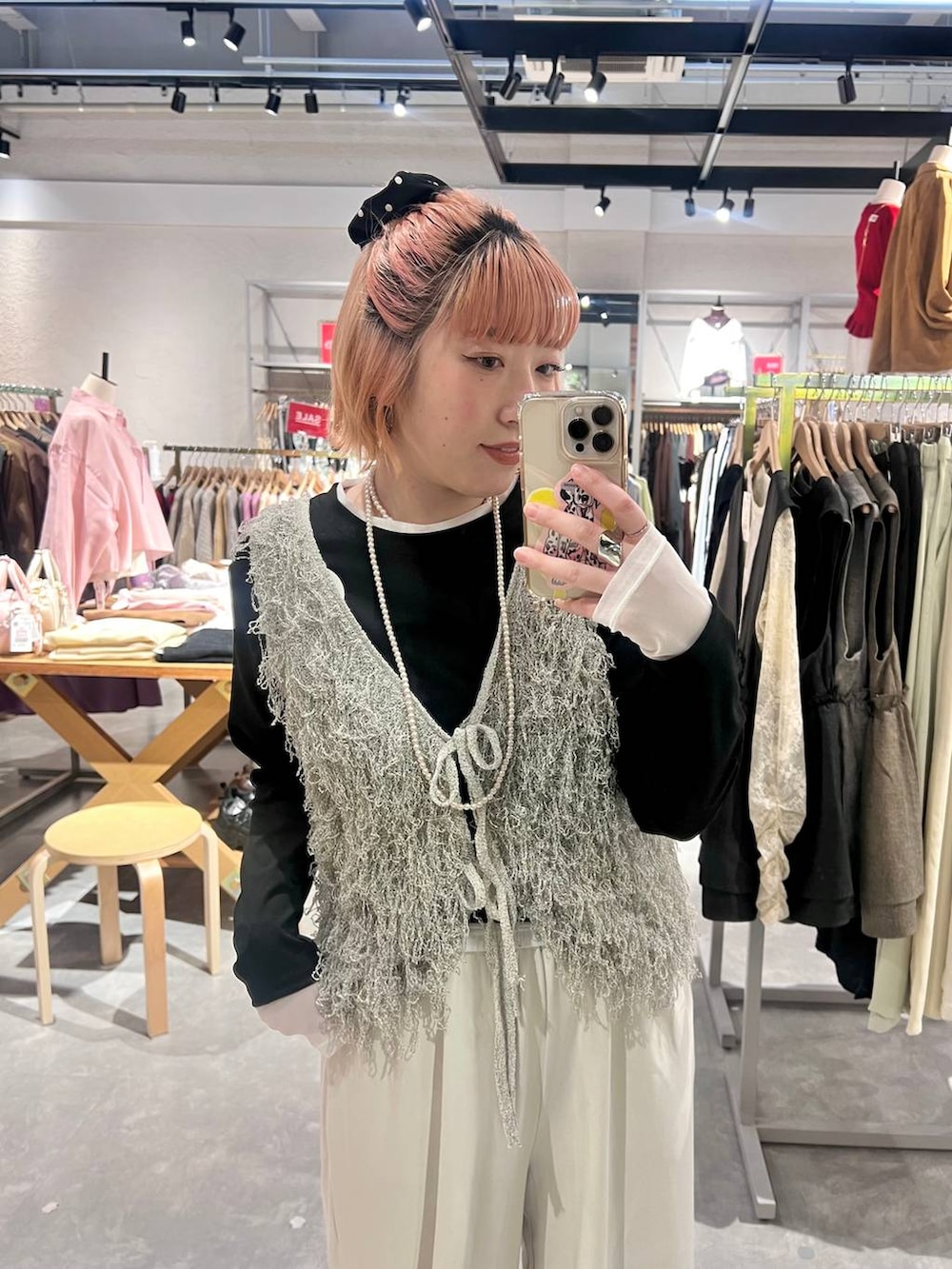 ホワイト系のその他パンツ、レッド系のパンプス、グレー系のベストを着用したレディースの春コーディネートの3枚目の写真