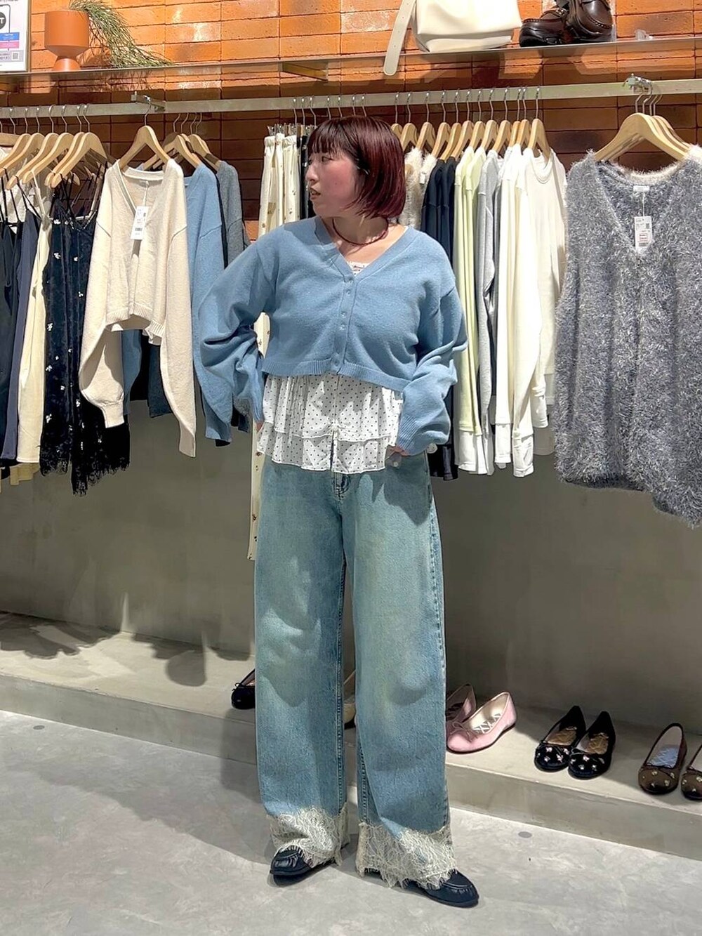 ブルー系のカーディガン/ボレロ、ブラック系のローファー、ホワイト系のTシャツ/カットソーを着用したレディースの秋コーディネートの7枚目の写真
