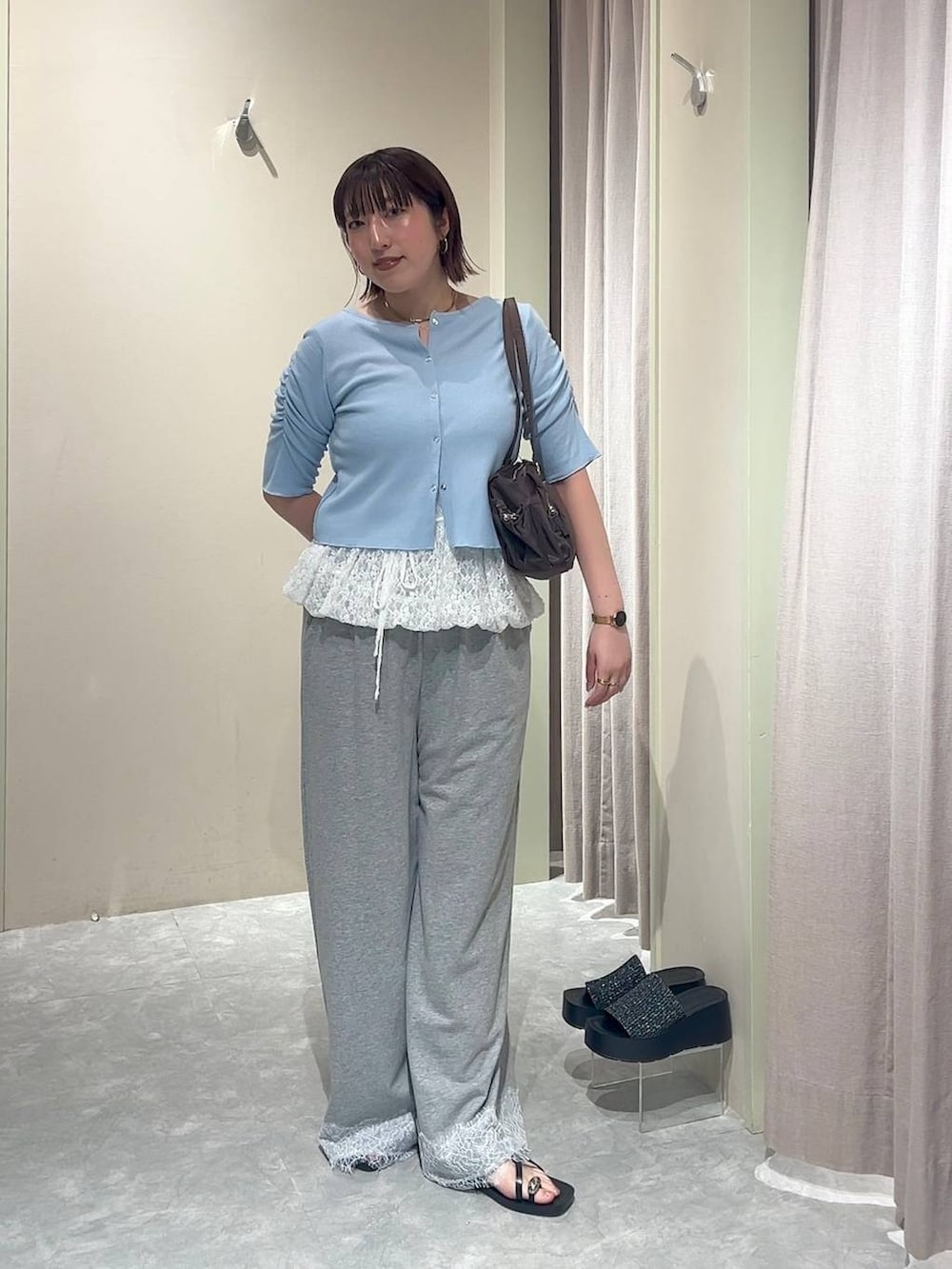 ブラック系のサンダル、ブルー系のTシャツ/カットソー、グレー系のスウェットパンツを着用したレディースの夏コーディネートの4枚目の写真