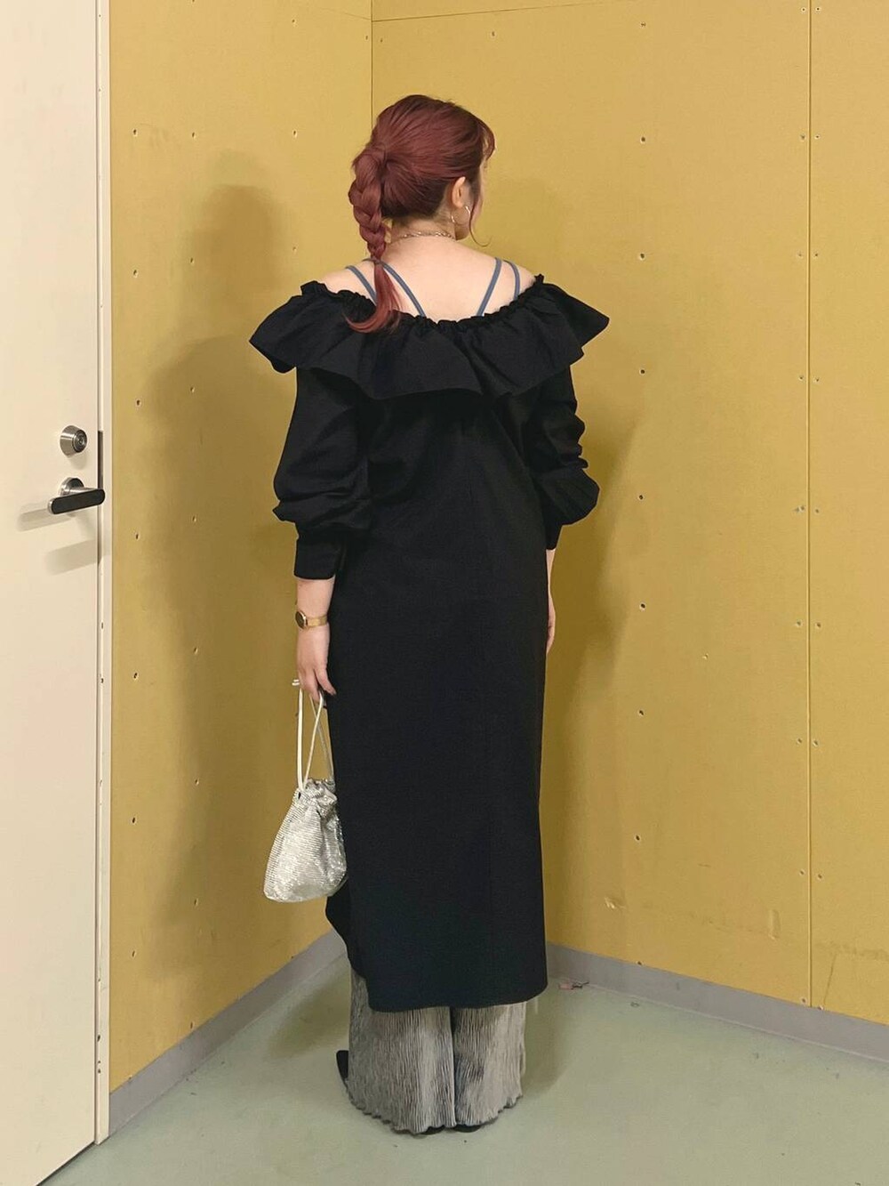 ブラック系のパンプス、ブルー系のTシャツ/カットソー、シルバー系のショルダーバッグを着用したレディースの秋コーディネートの3枚目の写真