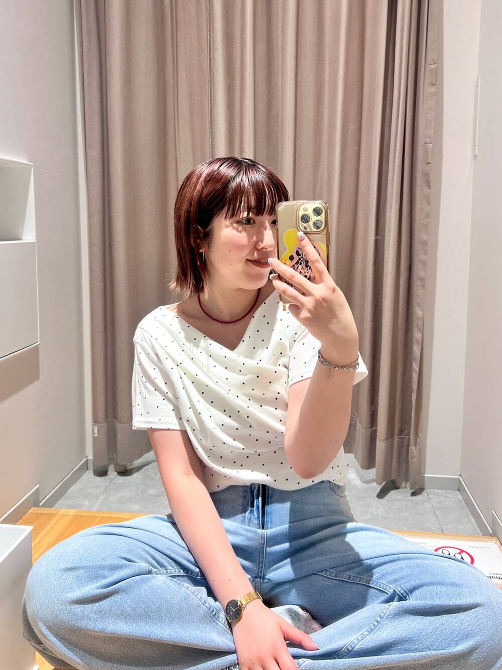 ベージュ系のTシャツ/カットソー、ブルー系のデニムパンツ、その他のエコバッグ/サブバッグを着用したレディースの夏コーディネートの6枚目の写真