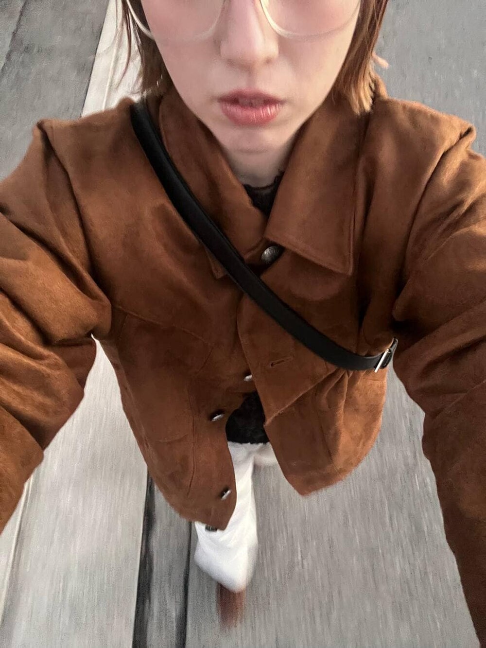 グレー系のスウェットパンツ、ブラウン系のブルゾン、ブラック系のショルダーバッグを着用したレディースの秋コーディネートの5枚目の写真