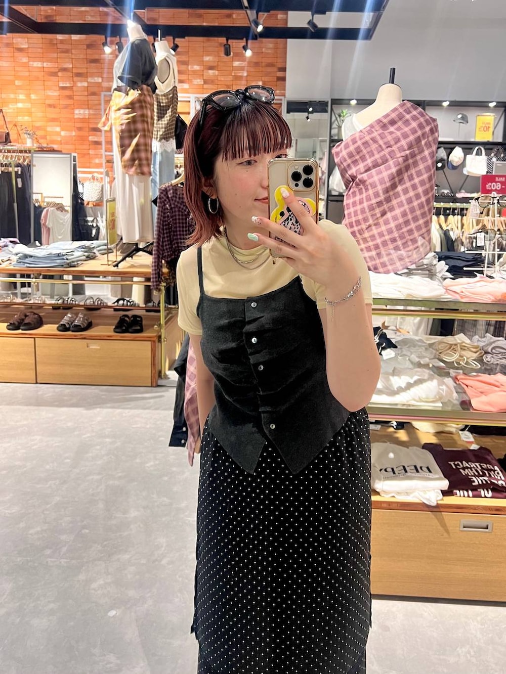 ブラック系のその他パンツ、グレー系のキャミソール、ゴールド系のTシャツ/カットソーを着用したレディースの夏コーディネートの2枚目の写真