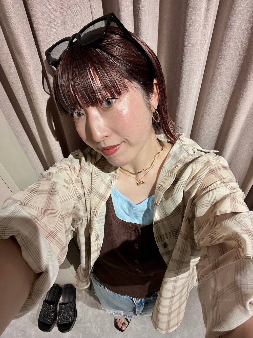 ブルー系のデニムパンツ、ベージュ系のシャツ/ブラウス、ブラック系のサンダルを着用したレディースの夏コーディネートの4枚目の写真