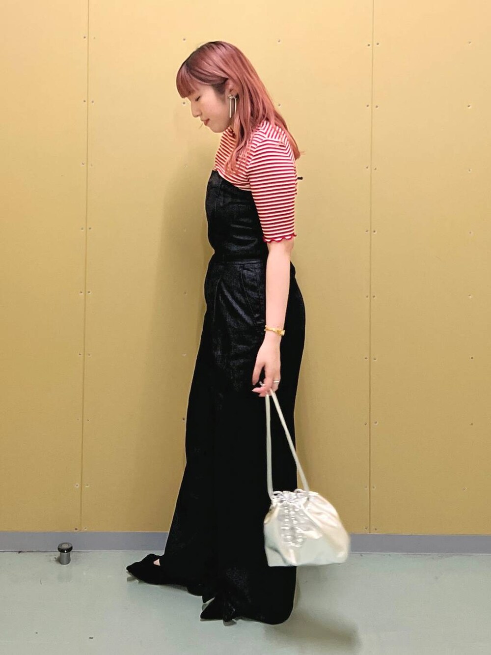 ブラック系のパンプス、シルバー系のショルダーバッグ、レッド系のTシャツ/カットソーを着用したレディースの夏コーディネートの2枚目の写真