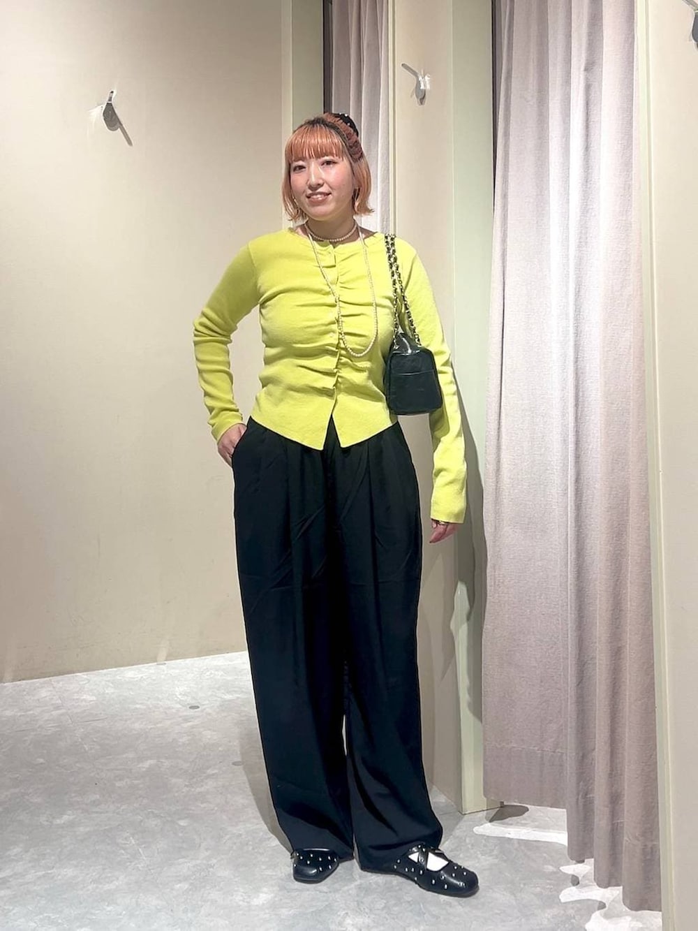 ブラック系のその他パンツ、ブラック系のショルダーバッグ、ブラック系のドレスシューズを着用したレディースの春コーディネートの4枚目の写真