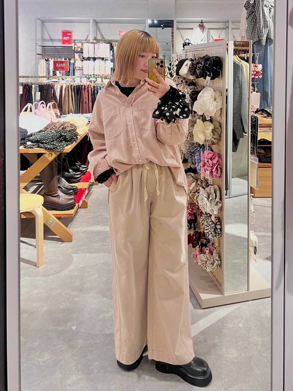 ブラック系のサンダル、ピンク系のデニムパンツ、ブラック系のTシャツ/カットソーを着用したレディースの冬コーディネートの4枚目の写真