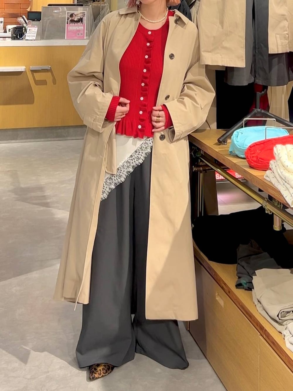 グレー系のその他パンツ、ブラウン系のパンプス、ベージュ系のステンカラーコートを着用したレディースの冬コーディネートの4枚目の写真