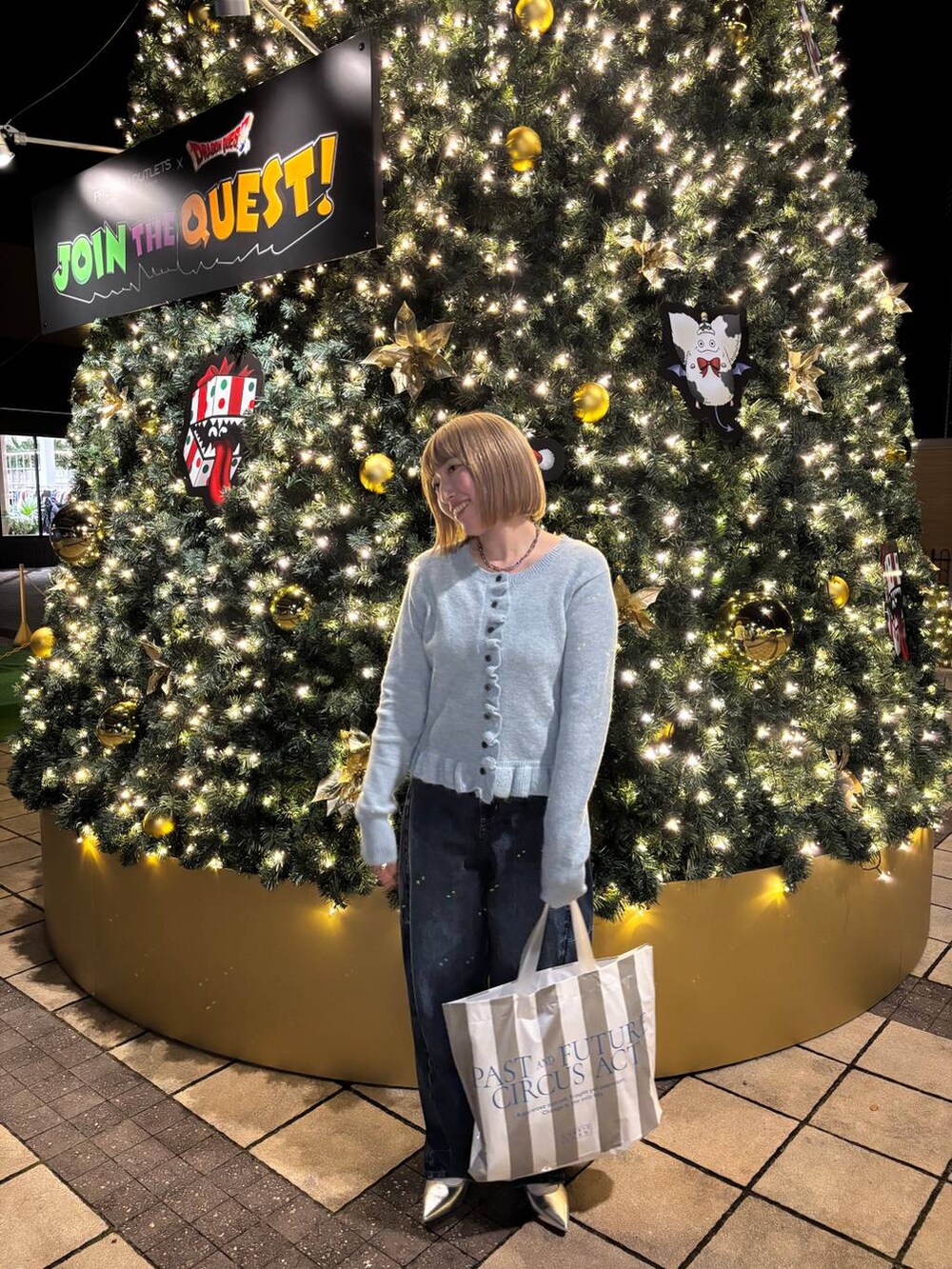 ブルー系のデニムパンツ、シルバー系のパンプス、ブルー系のニット/セーターを着用したレディースの冬コーディネートの6枚目の写真