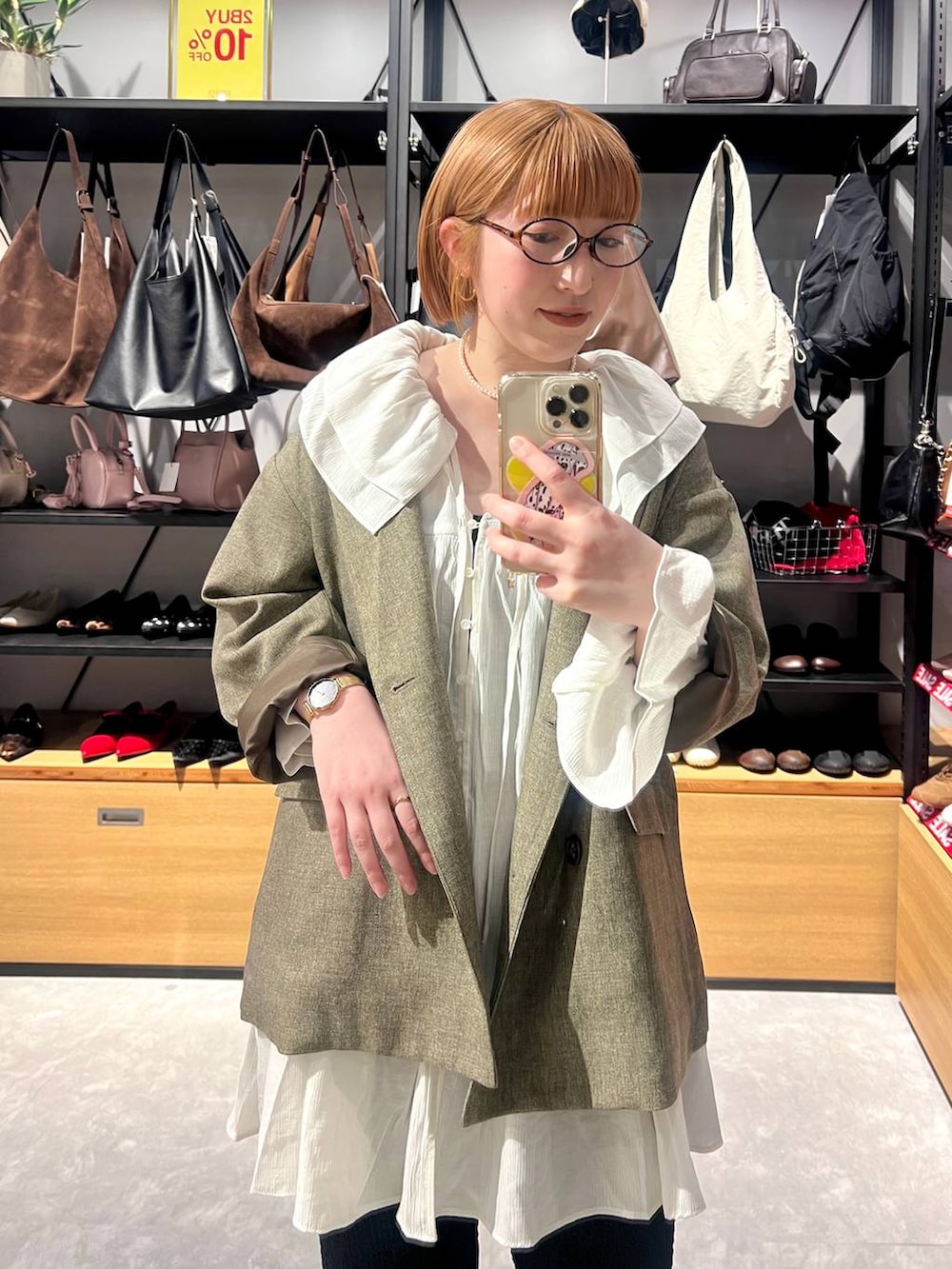 ブラウン系のテーラードジャケット、ホワイト系のシャツ/ブラウス、ブラック系のその他パンツを着用したレディースの春コーディネートの3枚目の写真