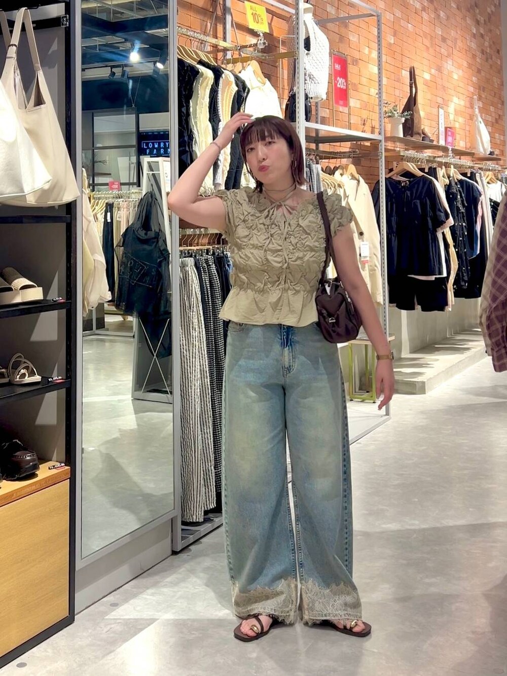 ベージュ系のシャツ/ブラウス、ブルー系のデニムパンツ、ブラウン系のサンダルを着用したレディースの夏コーディネートの4枚目の写真