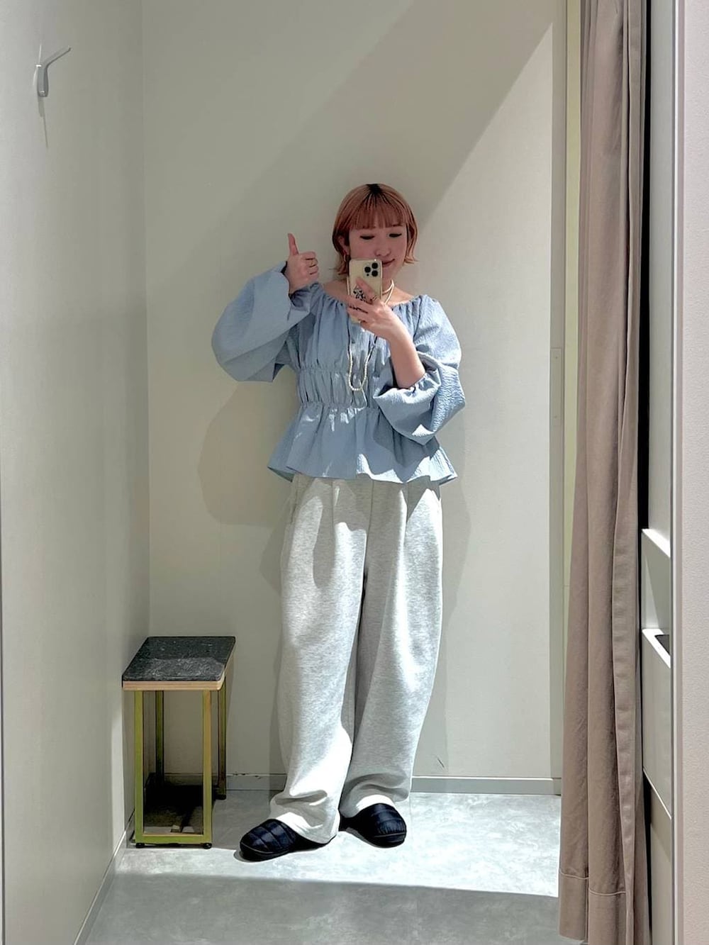 グレー系のスウェットパンツ、ホワイト系のタンクトップ、ブルー系のTシャツ/カットソーを着用したレディースの冬コーディネートの2枚目の写真