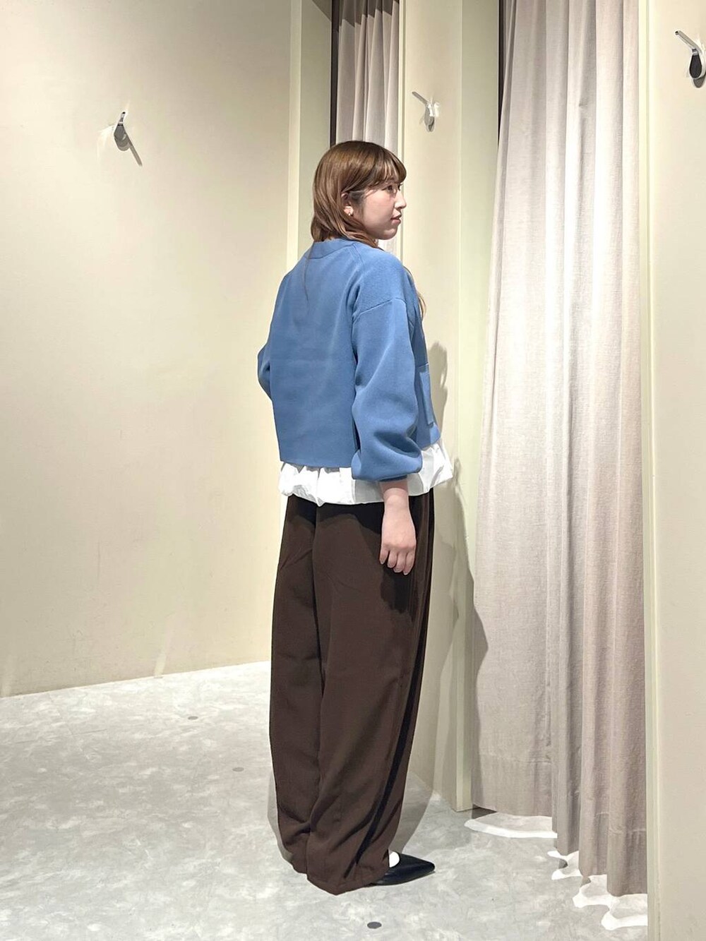 ブラウン系のその他パンツ、ブラック系のパンプス、ブルー系のカーディガン/ボレロを着用したレディースの秋コーディネートの2枚目の写真