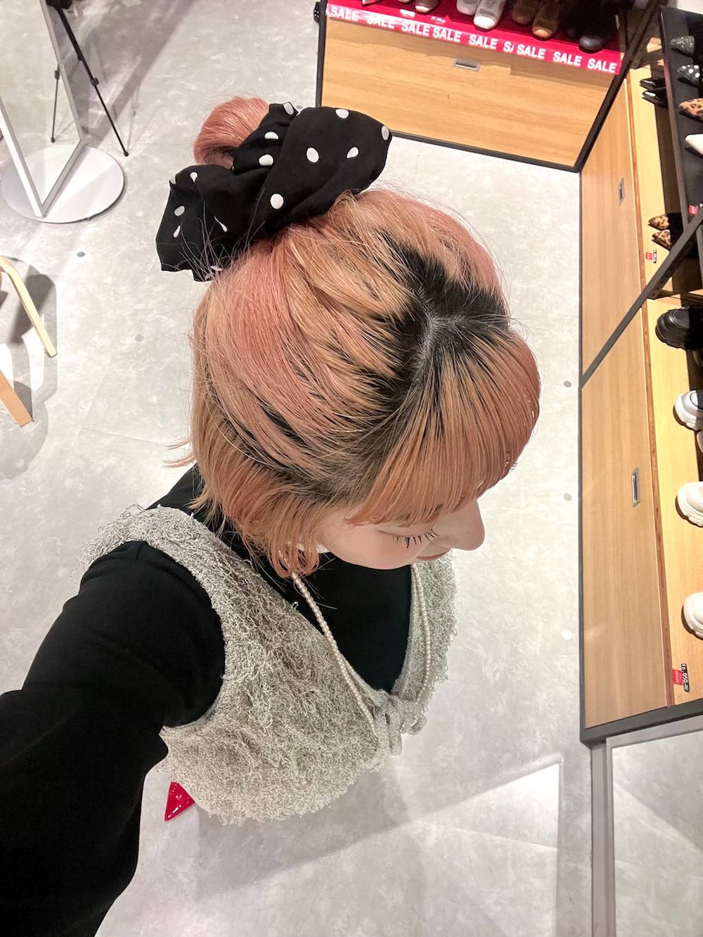 ホワイト系のその他パンツ、レッド系のパンプス、グレー系のベストを着用したレディースの春コーディネートの5枚目の写真