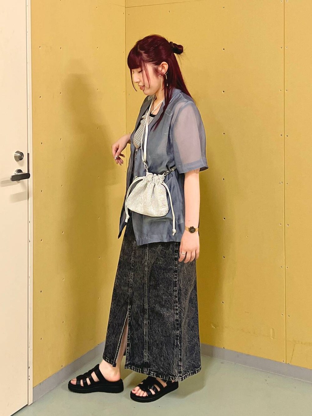 ブラック系のジャンパースカート、ブルー系のシャツ/ブラウス、ブラック系のタンクトップを着用したレディースの夏コーディネートの2枚目の写真