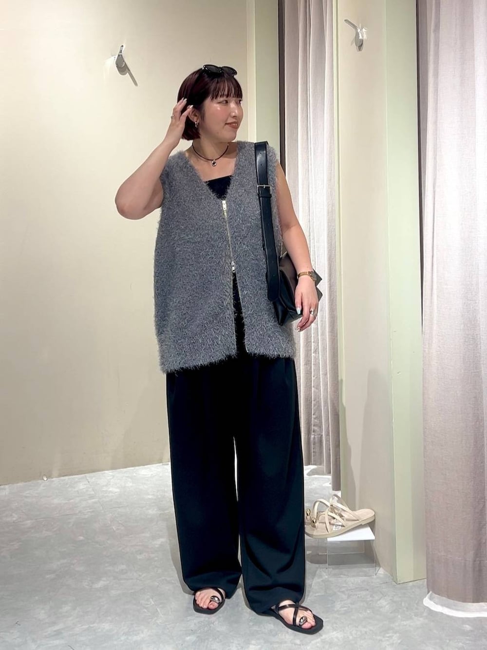 ブラック系のショルダーバッグ、ブラック系のスウェットパンツ、ブラック系のタンクトップを着用したレディースの秋コーディネートの4枚目の写真