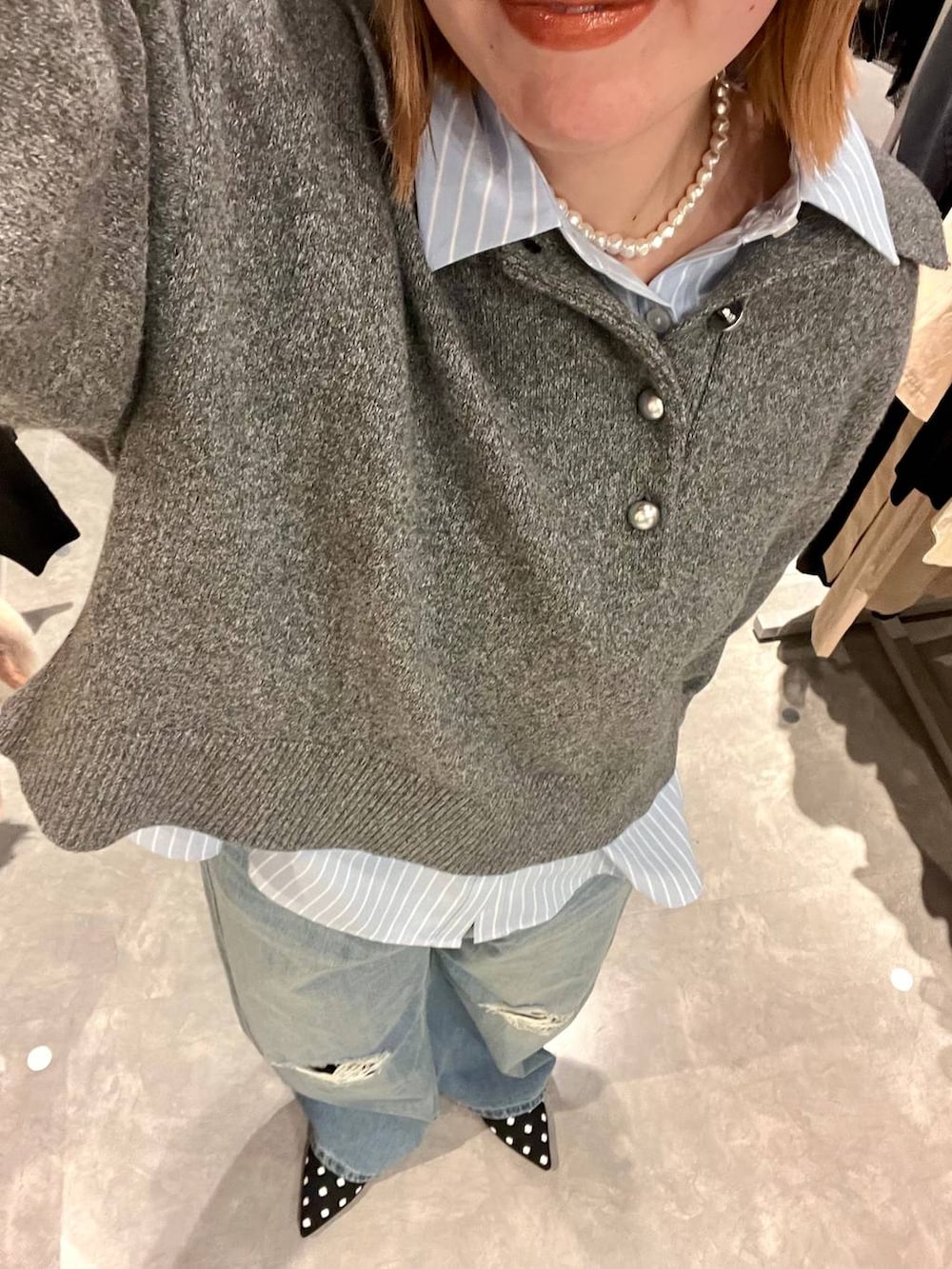 ブルー系のデニムパンツ、その他のパンプス、ブルー系のシャツ/ブラウスを着用したレディースの冬コーディネートの2枚目の写真