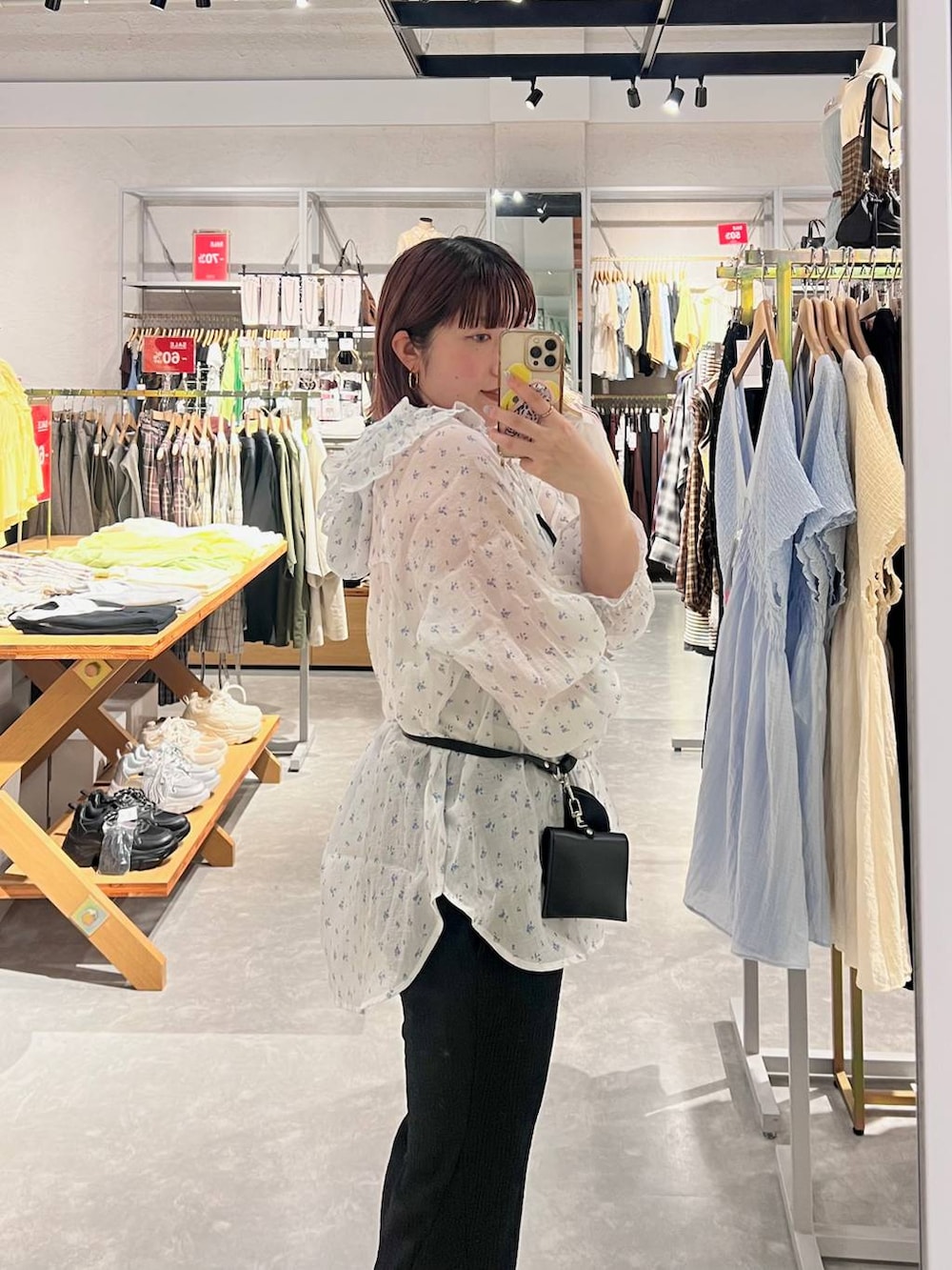 ブラック系のTシャツ/カットソー、その他のシャツ/ブラウス、ブラック系のサンダルを着用したレディースの秋コーディネートの5枚目の写真