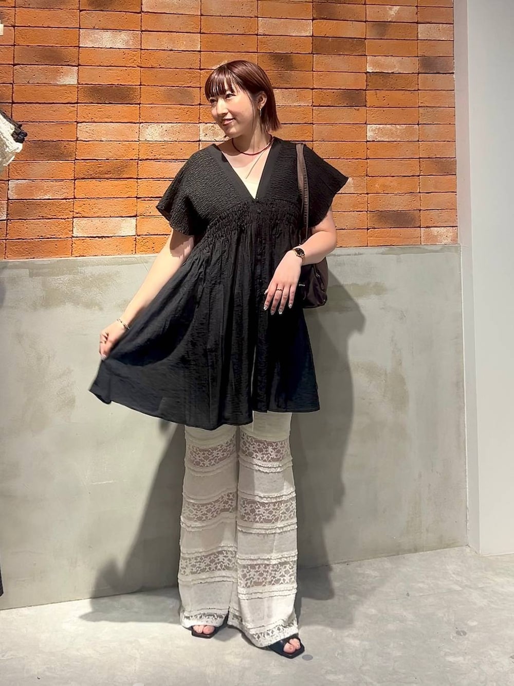 ブラック系のシャツ/ブラウス、ホワイト系のその他パンツ、ブラック系のサンダルを着用したレディースの夏コーディネートの6枚目の写真