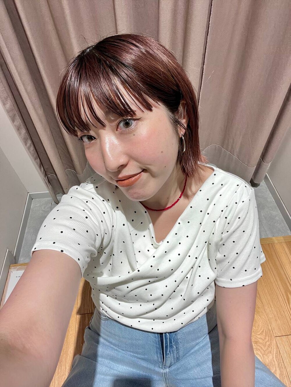 ベージュ系のTシャツ/カットソー、ブルー系のデニムパンツ、その他のエコバッグ/サブバッグを着用したレディースの夏コーディネートの2枚目の写真