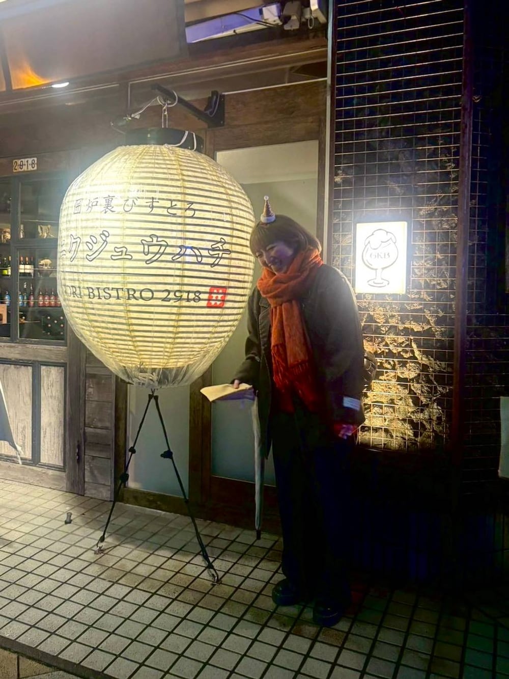 ブラック系のデニムパンツ、ブラック系のその他アウター、ホワイト系のシャツ/ブラウスを着用したレディースの冬コーディネートの6枚目の写真