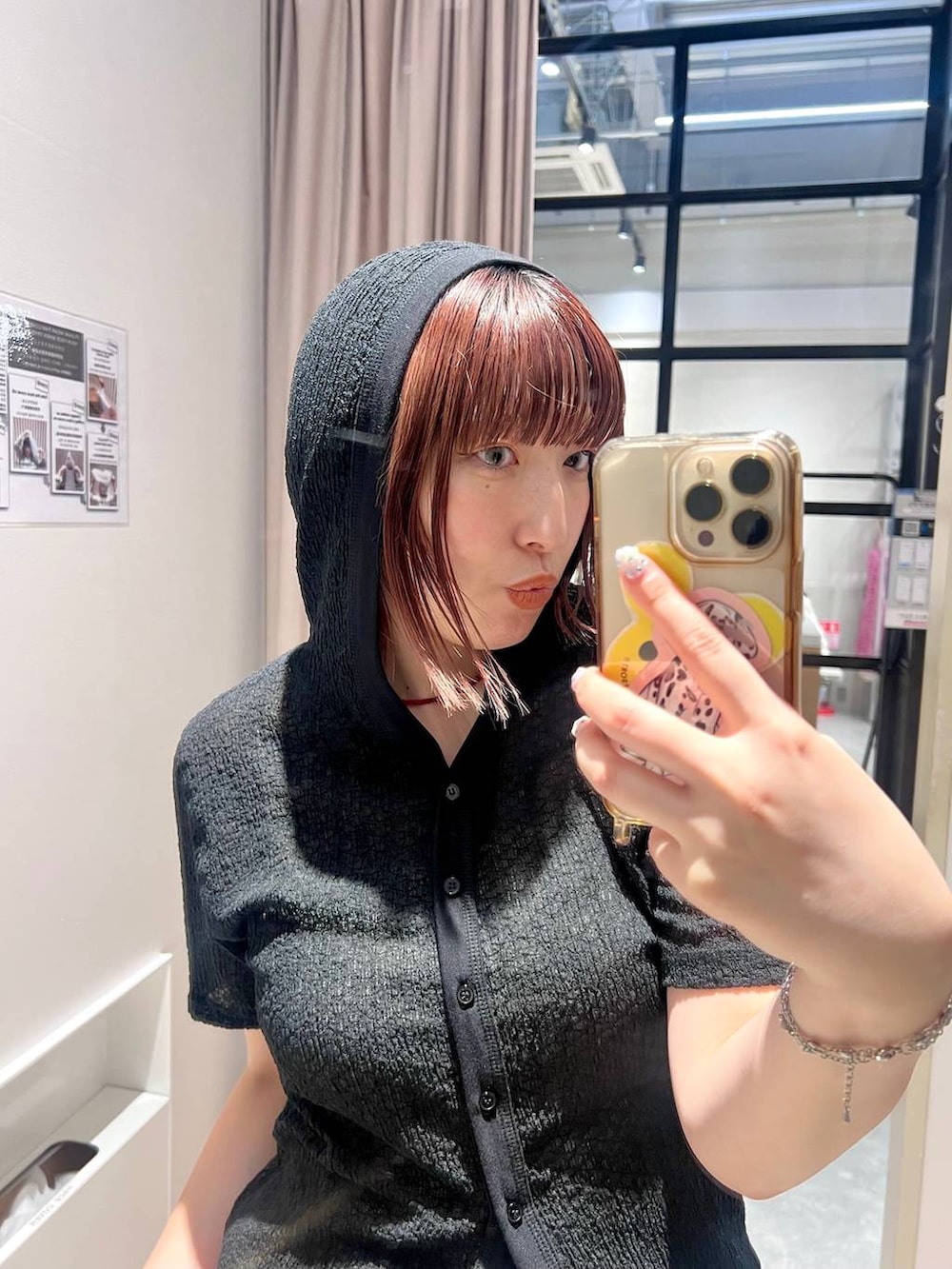 ブラック系のシャツ/ブラウス、ブラック系のサンダル、ホワイト系のその他パンツを着用したレディースの夏コーディネートの7枚目の写真