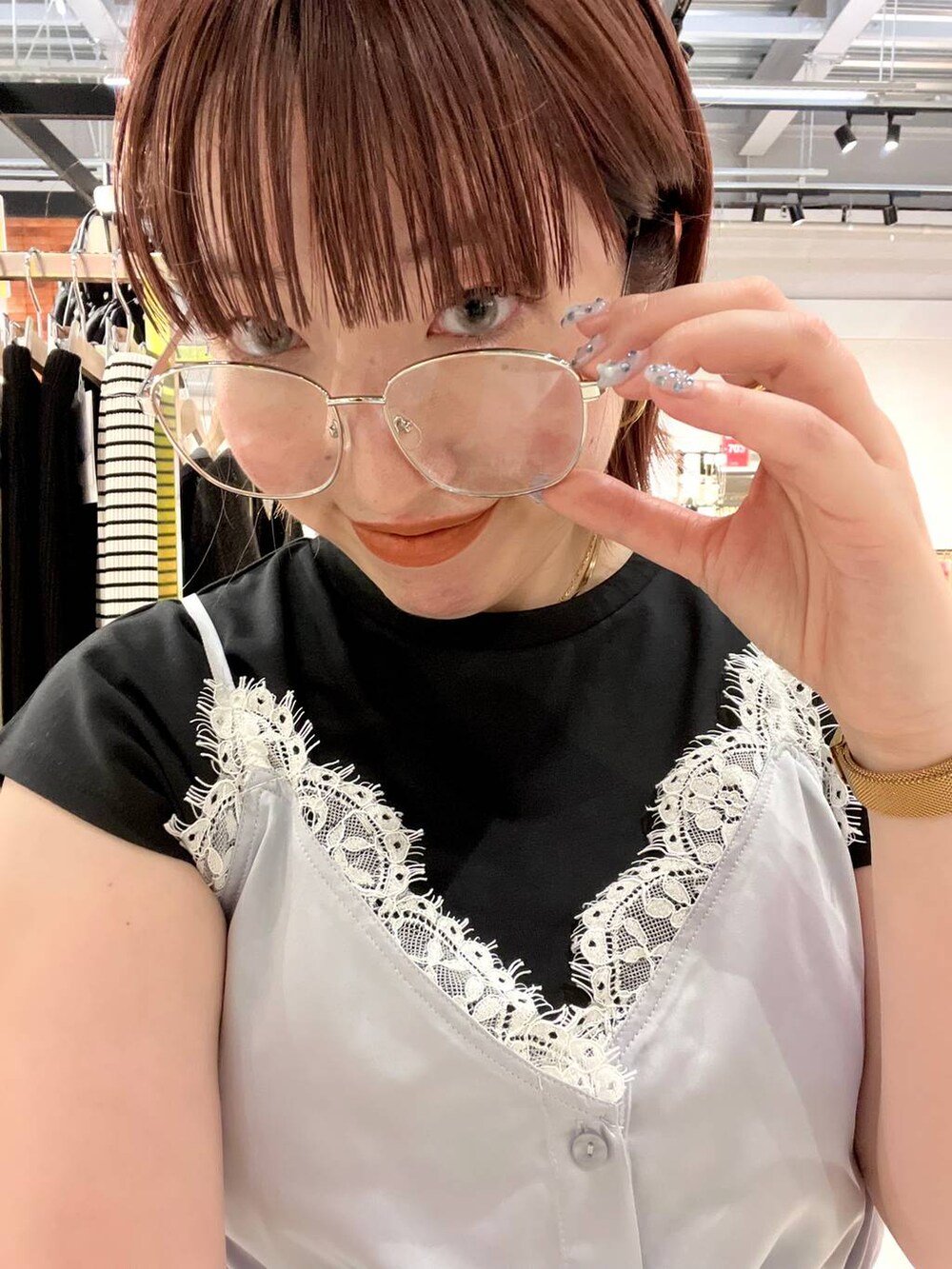 ブラック系のTシャツ/カットソー、ブルー系のキャミソール、ホワイト系のスウェットパンツを着用したレディースの夏コーディネートの5枚目の写真