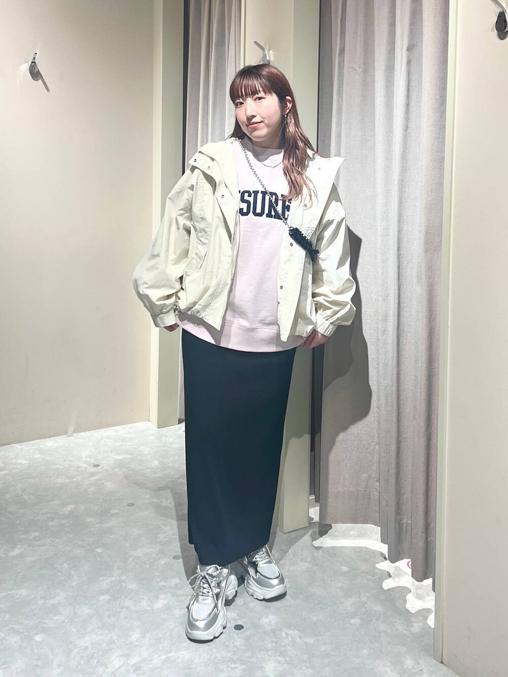 「体型カバー、メンズライク、差し色コーデ、LOWRYS FARM、ローリーズスタイル_LOWRYS FARM、大人女子カジュアル_LOWRYS FARM、大人カジュアル、ラフ、おでかけ、旅行、デートコーデ、アウター、ブルゾン、スウェット、オーバーサイズ」｜「LOWRYS FARMのカットリブタイトスカート　103920（スカート、ブラック系）」を使った、kanamiさん（レディース・159cm）の春コーディネートの3枚目の写真