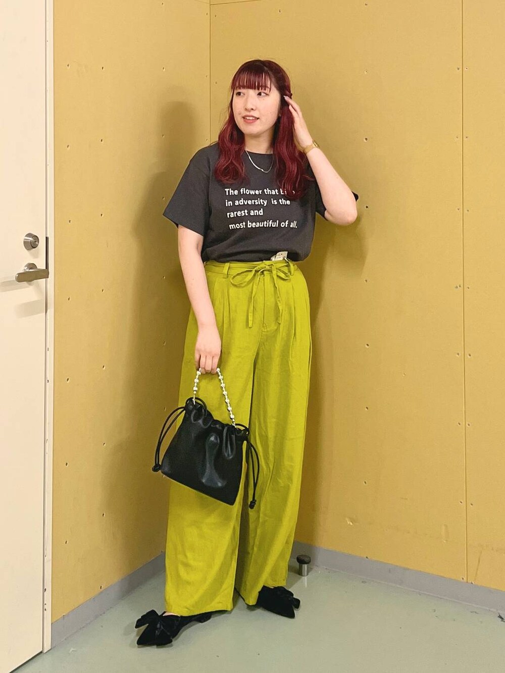 ブラック系のパンプス、ブラック系のショルダーバッグ、グレー系のTシャツ/カットソーを着用したレディースの夏コーディネートの4枚目の写真