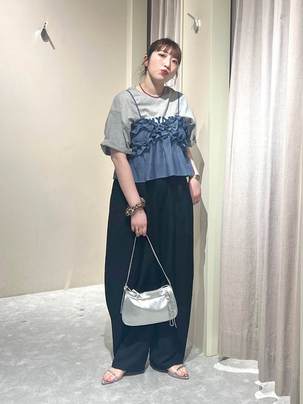 ブルー系のキャミソール、シルバー系のトートバッグ、シルバー系のサンダルを着用したレディースの春コーディネートの5枚目の写真