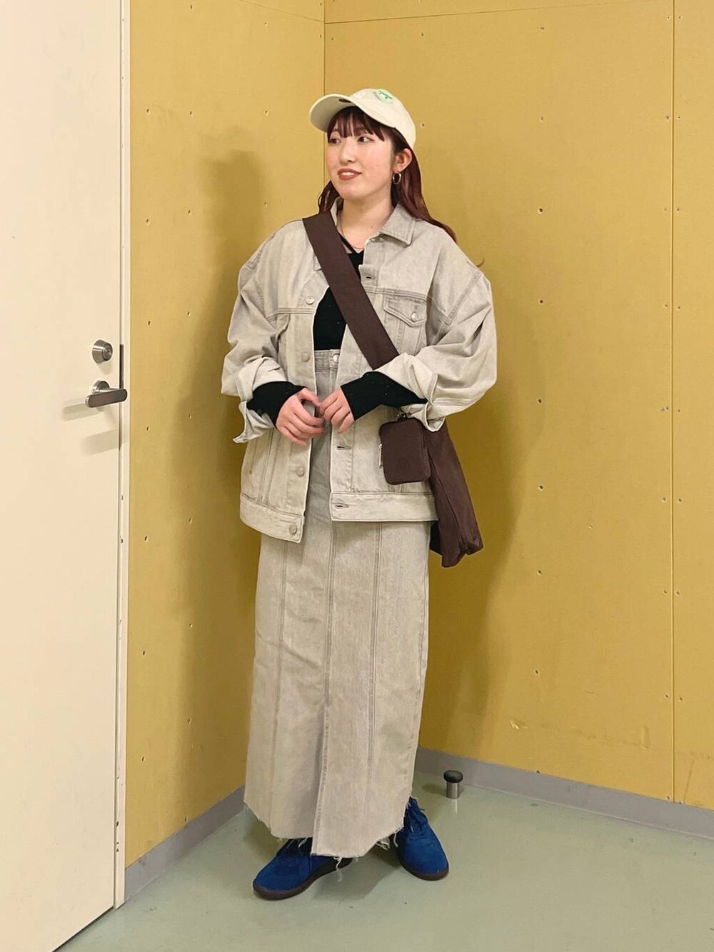 「体型カバー、メンズライク、差し色コーデ、LOWRYS FARM、ローリーズスタイル_LOWRYS FARM、大人女子カジュアル_LOWRYS FARM、大人カジュアル、カジュアルコーデ、春コーデ、セットアップ、旅行、おでかけ、デートコーデ、デニムジャケット、軽量」|「LOWRYS FARMのCONE/BIGGジャン 131366(デニムジャケット、グレー系)」を使った、kanamiさん(レディース・159cm)の冬コーディネートの3枚目の写真