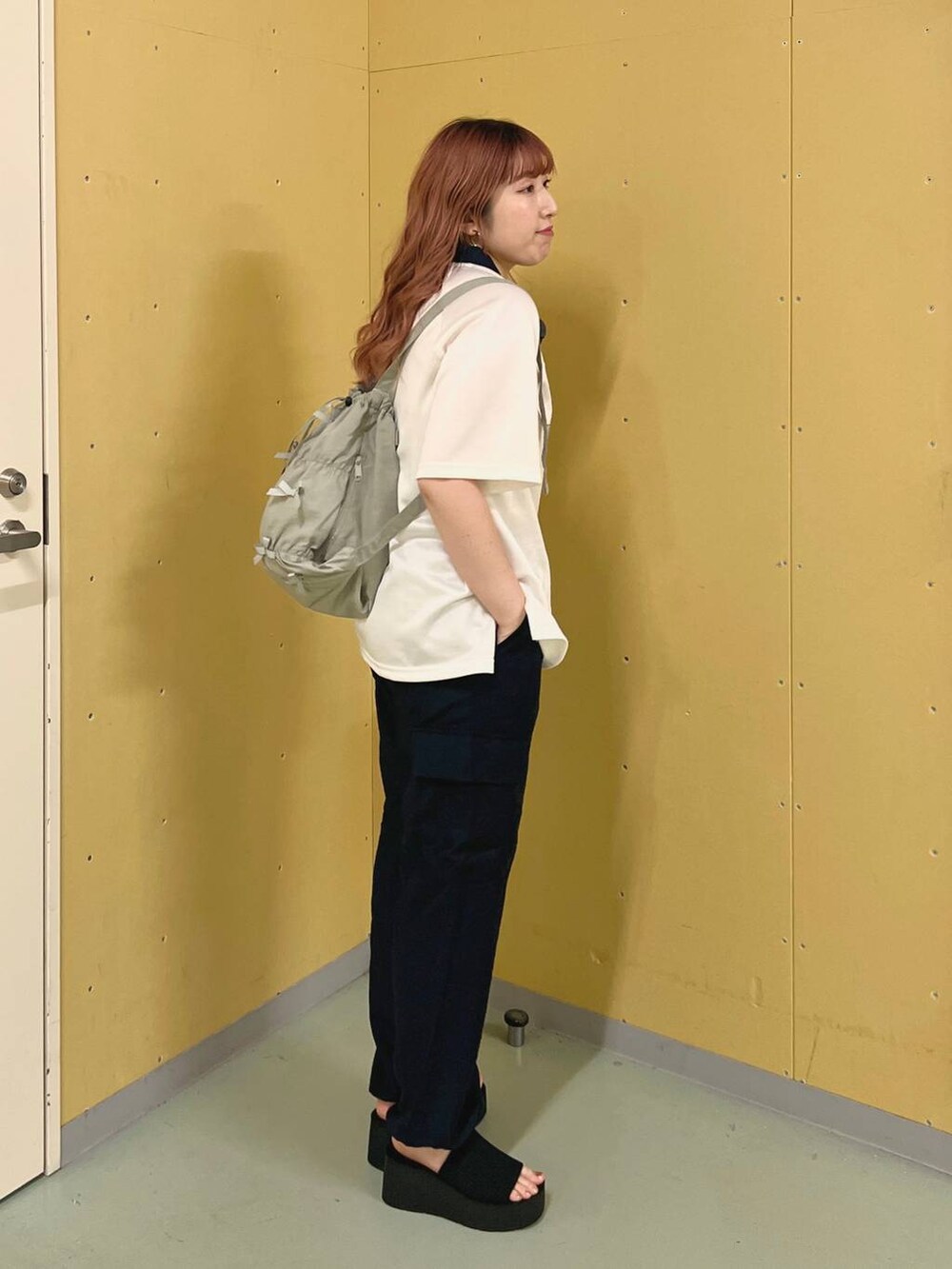 ブラック系のサンダル、ブルー系のカーゴパンツ、ホワイト系のTシャツ/カットソーを着用したレディースの夏コーディネートの2枚目の写真