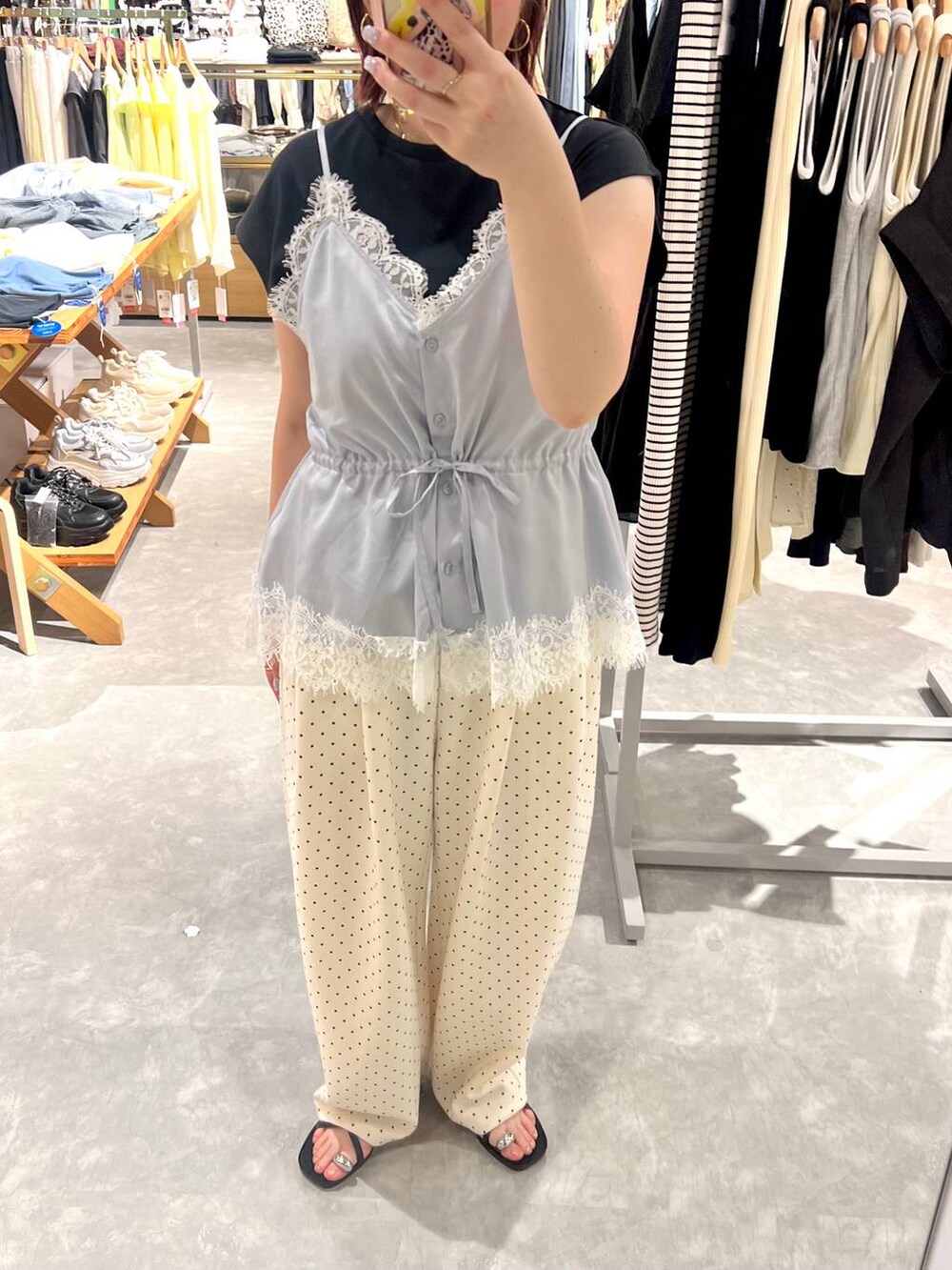 ブラック系のTシャツ/カットソー、ブルー系のキャミソール、ホワイト系のスウェットパンツを着用したレディースの夏コーディネートの3枚目の写真