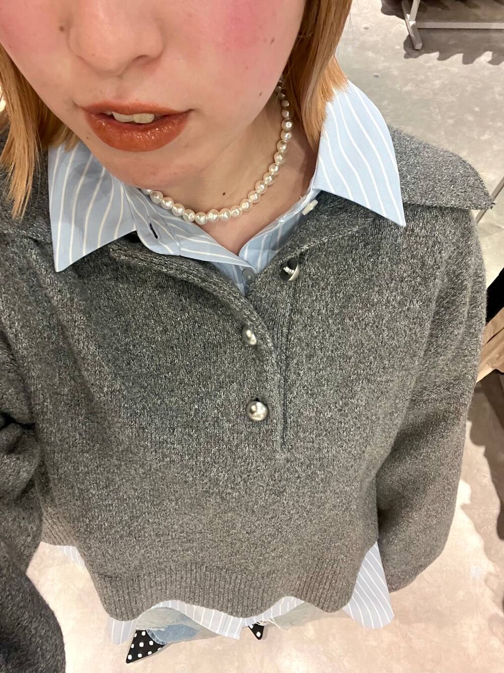 ブルー系のデニムパンツ、その他のパンプス、ブルー系のシャツ/ブラウスを着用したレディースの冬コーディネートの3枚目の写真