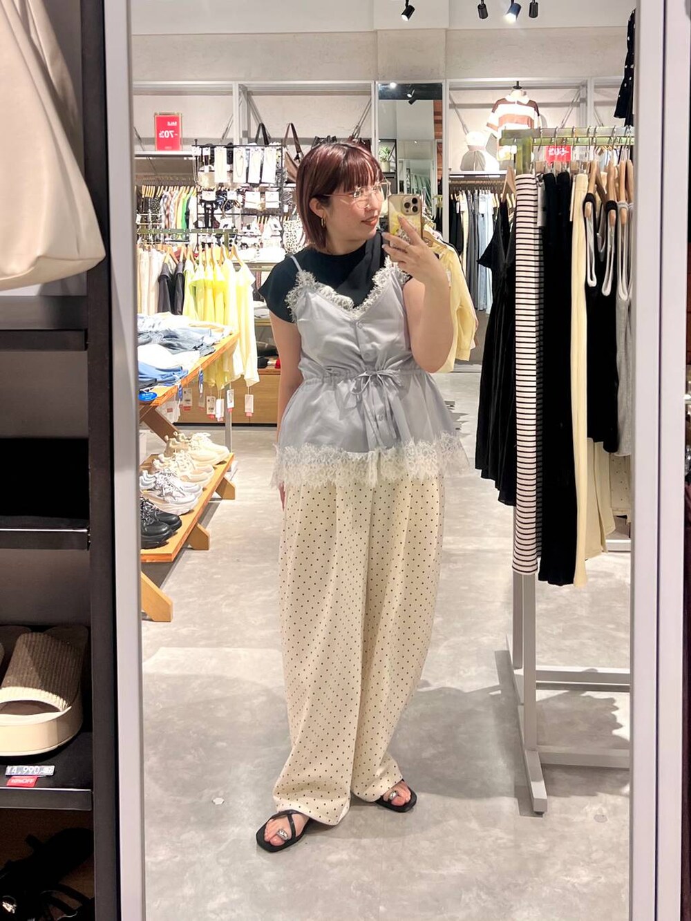 ブラック系のTシャツ/カットソー、ブルー系のキャミソール、ホワイト系のスウェットパンツを着用したレディースの夏コーディネートの4枚目の写真