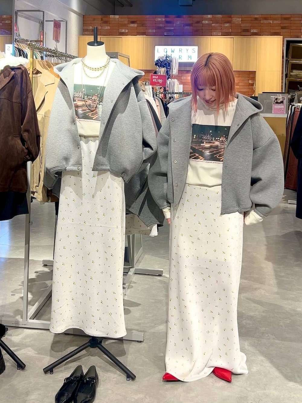 ホワイト系のスカート、レッド系のパンプス、グレー系のブルゾンを着用したレディースの冬コーディネートの5枚目の写真