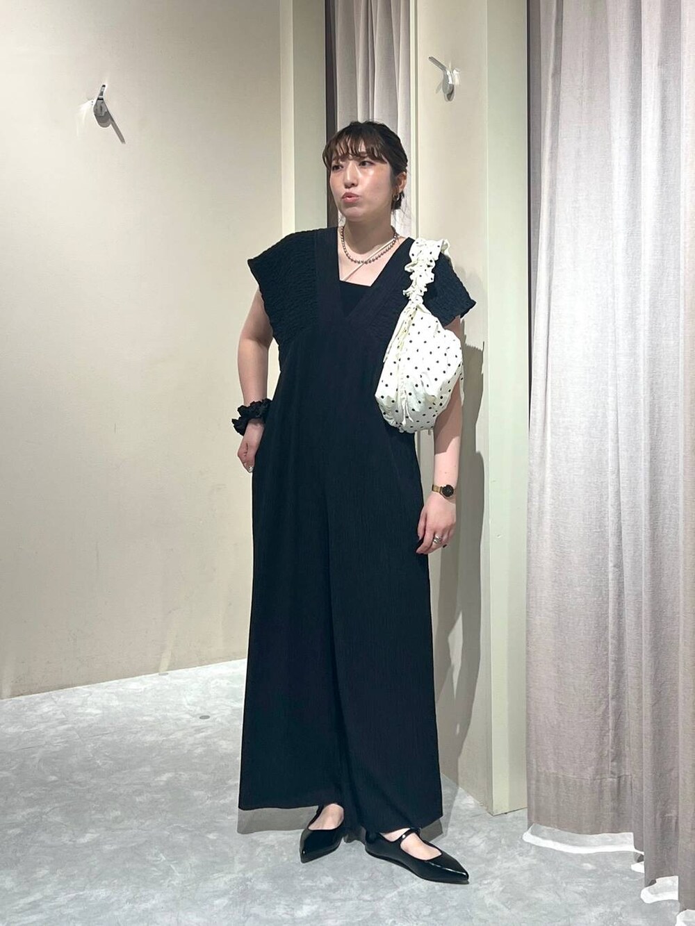 ブラック系のサロペット/オーバーオール、ブラック系のタンクトップ、ブラック系のパンプスを着用したレディースの秋コーディネートの4枚目の写真