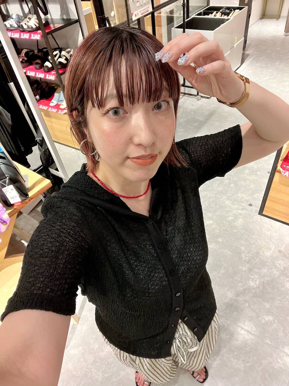 ブラック系のシャツ/ブラウス、ブラック系のサンダル、ホワイト系のその他パンツを着用したレディースの夏コーディネートの5枚目の写真